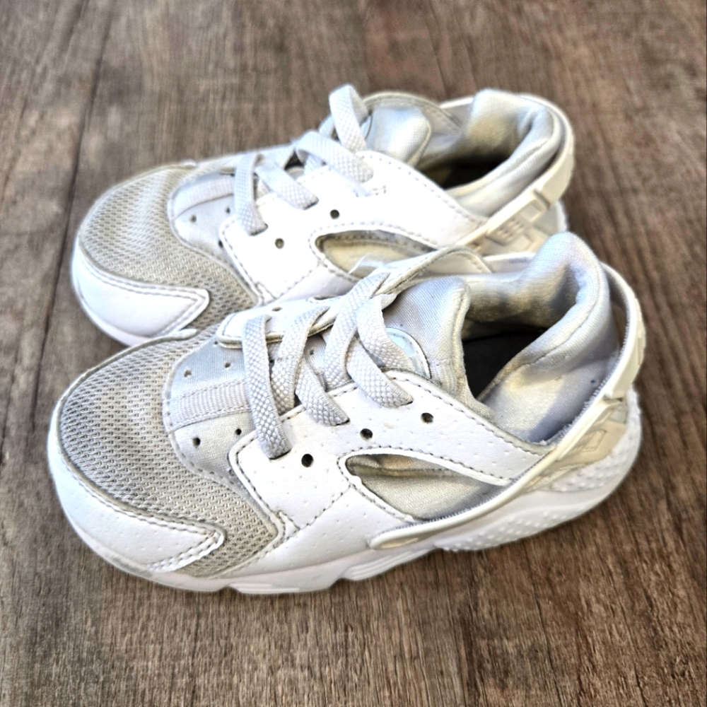 Nike Baby Hurachas 8C cute white unisex